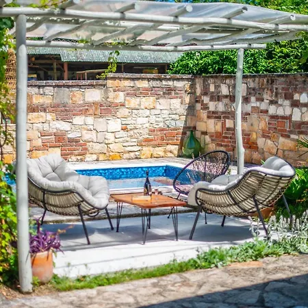 Conventional In With Private Pool 度假居